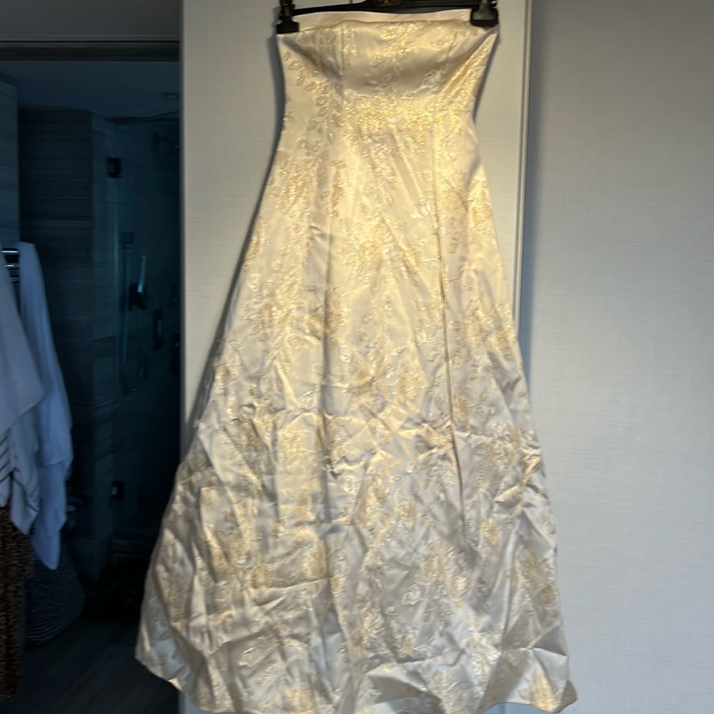 never worn gown cream with gold